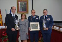Jesús Vázquez Almuiña entrega el IV Galardón General del Aire “Santos Peralba” en Baiona