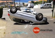 Se le suelta el freno y acaba volcando un vehículo estacionado en Nigrán