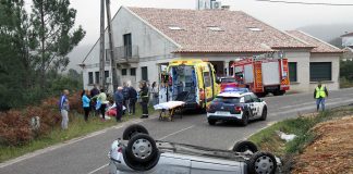 Coche volcado en Belesar