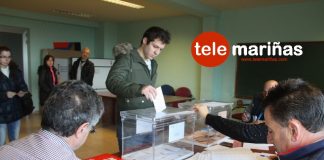 Un joven votando en Mougás