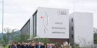 Delegación de Airbus Operations frente al CINAE