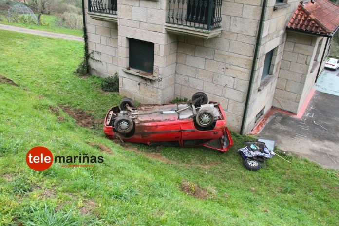 Ileso tras caer con su coche por un terraplén de 8 metros en Vilaza