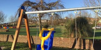 Primer columpio de O Baixo Miño en el parque infantil de Pías, en O Rosal