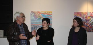 Manuel Chapela presentando su muestra en el Centro Cultural de A Guarda