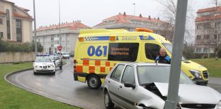 Una conductora resulta herida tras chocar contra una farola en Sabarís