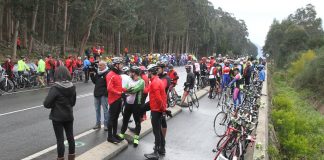 Cientos de ciclistas homenajean a su compañero fallecido en A Guarda
