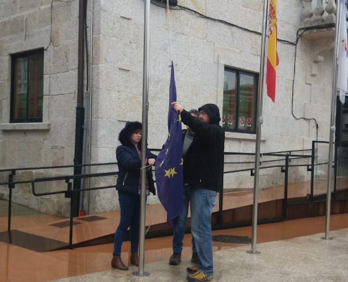 Tomiño retira la Bandera de la Unión Europea