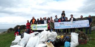 Recogen cinco metros cúbicos de basura en la costa de O Rosal