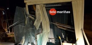 Un conductor se estrella contra una caseta y un andamio en Camposancos