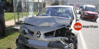 Resultan ilesos tras chocar contra un camión parado en un paso de peatones en Sabarís