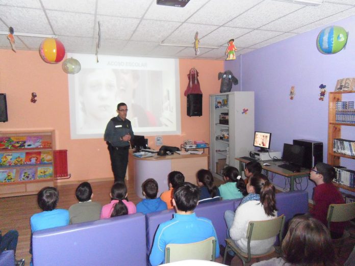 La Guardia Civil imparte una charla sobre acoso escolar y riesgos de Internet en el CEIP de Belesar