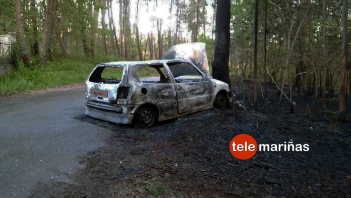 Herido el conductor de un turismo que empezó a arder tras chocar contra un árbol en Gondomar