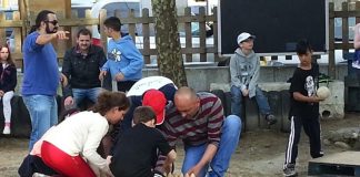 Alumnos de un colegio inglés juegan a los bolos y a la petanca en A Carrasca