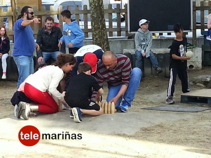 Alumnos de un colegio inglés juegan a los bolos y a la petanca en A Carrasca