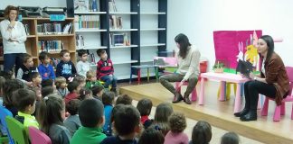 Alumnos de infantil de Baiona visitan la biblioteca con motivo del día mundial del libro