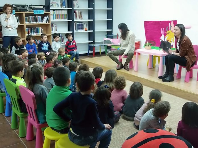 Alumnos de infantil de Baiona visitan la biblioteca con motivo del día mundial del libro