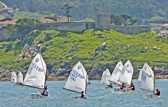 Unos 60 niños se disputarán en Baiona el campeonato Baitra de vela infantil