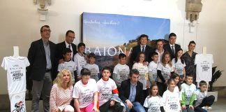 BANDALLO // Alumnos de Baiona recibieron camiseta con el eslogan La Vuelta Arriba a Baiona