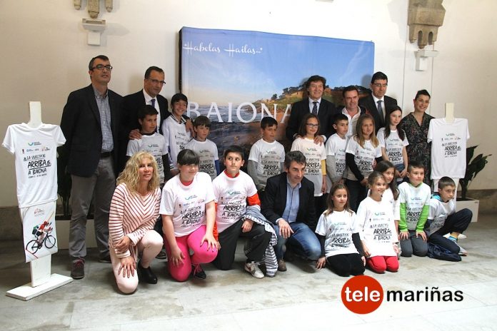 BANDALLO // Alumnos de Baiona recibieron camiseta con el eslogan La Vuelta Arriba a Baiona