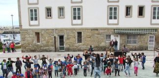 Alumnos de los colegios de A Guarda asistieron al espectáculo de música y danza Sene-Galego