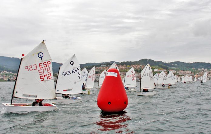 Ricardo Fernández, Mario Soares y Tiago Vecino lideran el campeonato de vela infantil en Baiona