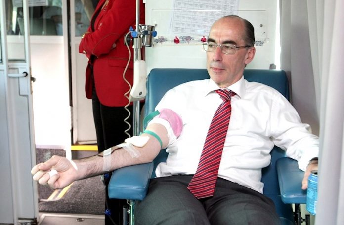 Vázquez Almuiña dona sangre