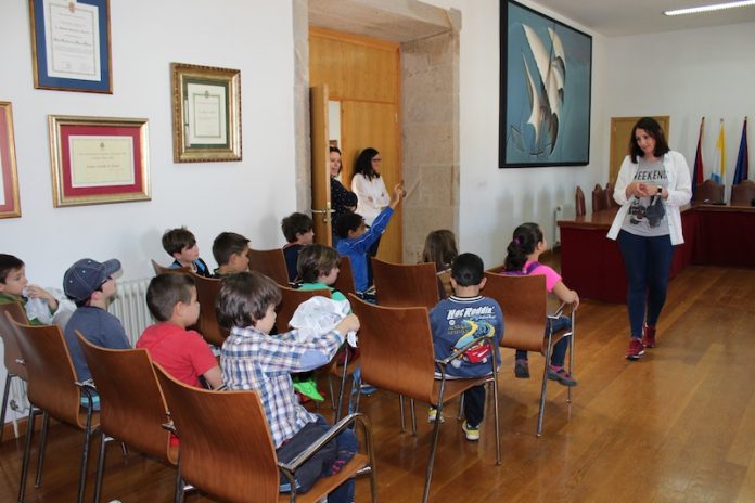 Alumnos de primaria visitan el Concello de Baiona