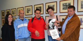 San Xerome entrega un ejemplar de su revista al concelleiro de servicios sociales de Tui