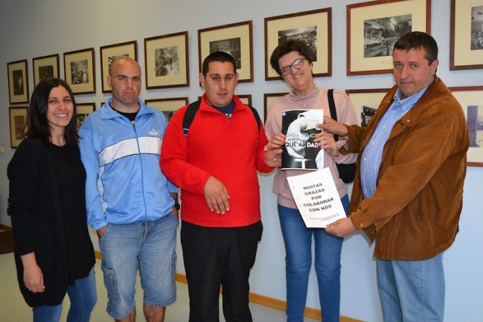 San Xerome entrega un ejemplar de su revista al concelleiro de servicios sociales de Tui