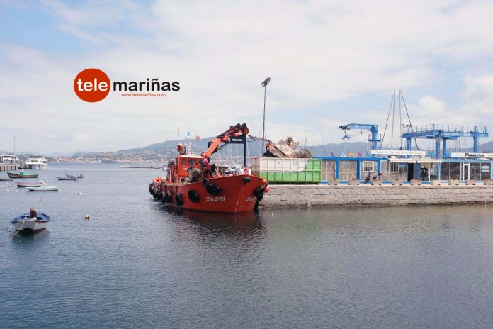 Retiran, a trozos, el 'Vasskar' en el puerto deportivo de Baiona