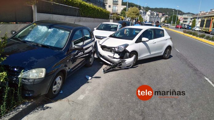 accidente_sin_heridos_baiona Una salida de vía se salda sin heridos en la Avenida de Sabarís