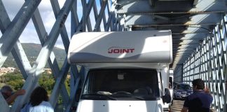 Una autocaravana queda atrapada en el Puente Internacional de Tui