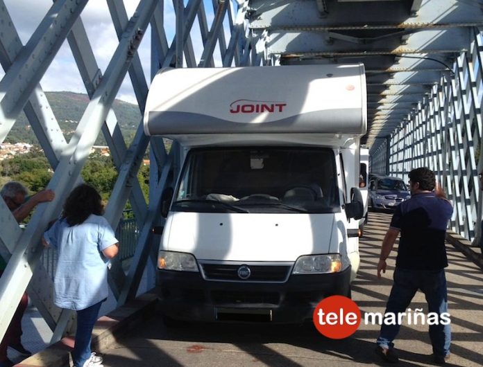 Una autocaravana queda atrapada en el Puente Internacional de Tui