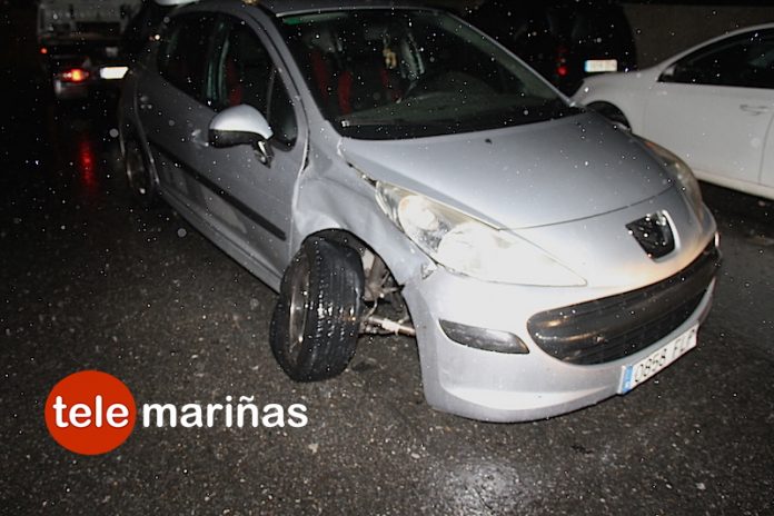 Se despista al volante y choca contra un coche estacionado en Sabarís