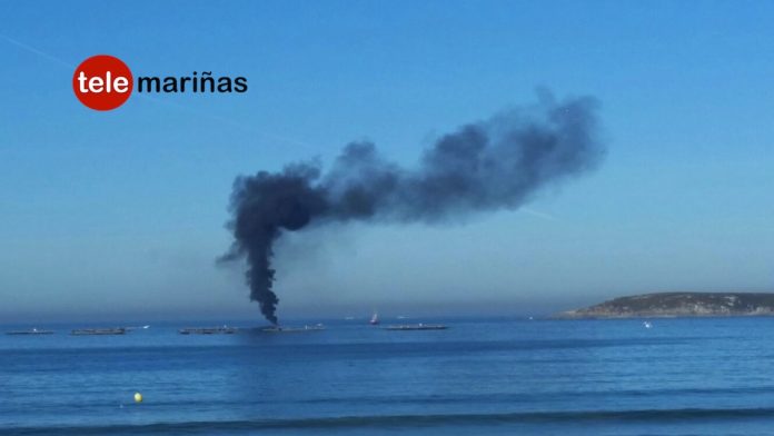 barco_panxonardiendo Arde un barco de recreo en la bahía de Baiona