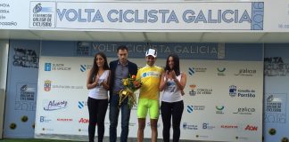 Samuel Blanco, del Club Ciclista Rías Baixas, se viste de líder en la Volta a Galicia