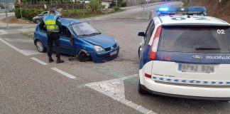 Un vecino de Tomiño vuelca con su coche tras una salida de vía en Barro