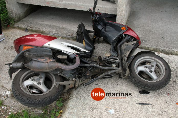 Herido un septuagenario al colisionar una moto y un coche en un cruce de Mañufe