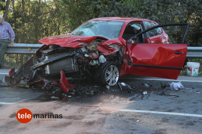 Cuatro heridos en una colisión entre dos vehículos en Vincios