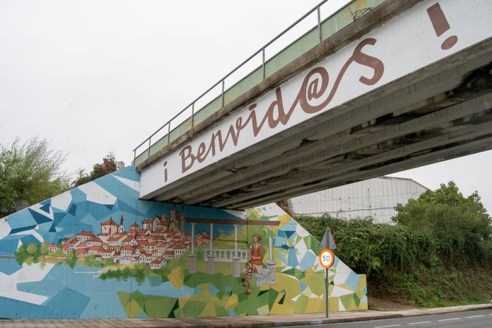El casco urbano tudense y el Monte Aloia bajo un puente de Tui que da la bienvenida
