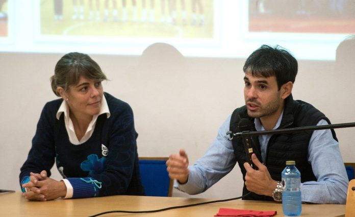 El ex céltico Borja Oubiña explica a los alumnos de Tomiño los pros y los contras del mundo profesional del deporte
