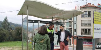 Gondomar realiza la limpieza de las marquesinas del municipio