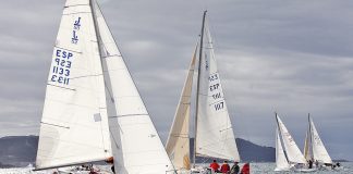 Baiona será escenario este sábado de una nueva jornada de vela de la mano del Trofeo Banco Sabadell, una competición organizada por el Monte Real Club de Yates de forma exclusiva para los monotipos J80, uno de los barcos con más auge en el territorio español en los últimos años. Las pruebas, que darán continuidad a las que abrieron el campeonato hace quince días, se celebrarán a partir de las tres de la tarde en aguas del interior de la bahía, donde se prevé que luzca el sol y se alcancen unas temperaturas más que agradables para esta época del año. Los barcos participantes se disputarán, compitiendo en tiempo real, varios recorridos barlovento sotavento en un máximo de tres pruebas que se podrán seguir desde los arenales que rodean la bahía, así como desde el paseo de Monte Boi, en la zona del Parador Nacional. Patroneado por el vigués Javier de la Gándara, el Okofen intentará mantener el liderato de la competición tras su victoria en la jornada inaugural, donde la tripulación encabezada por el histórico regatista oceánico logró dos primeros puestos y un segundo, y se colocó en lo más alto de la clasificación general. A apenas dos puntos de distancia del equipo vigués se sitúan los portugueses del Miudo, con Pedro Paula Pinto a la cabeza. Pese a haber completado con muy buen hacer las regatas de la primera etapa, no fueron quienes de hacerse con el oro provisional, por el que pelearán de nuevo en la jornada de este sábado. Un poco más abajo en la clasificación, aunque separados por más de 5 puntos del Okofen y del Miudo, están el Pazo de Cea, patroneado por Javier Rey; y el Namasté de Luis de Mira. El Trofeo Banco Sabadell Clase J80 pondrá la nota deportiva del puente de Todos los Santos en Baiona, donde las buenas previsiones meteorológicas anuncian un fin de semana de gran afluencia de turistas y visitantes.