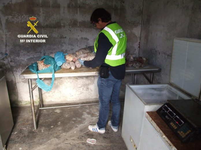 La Guardia Civil localiza un punto de venta clandestino de productos cárnicos en Vigo