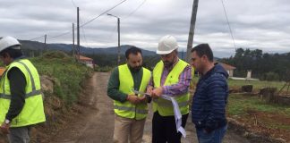 Francisco Ferreira visita el avance de las obras en las calzadas del barrio de Cerreda-Xiada en Vincios