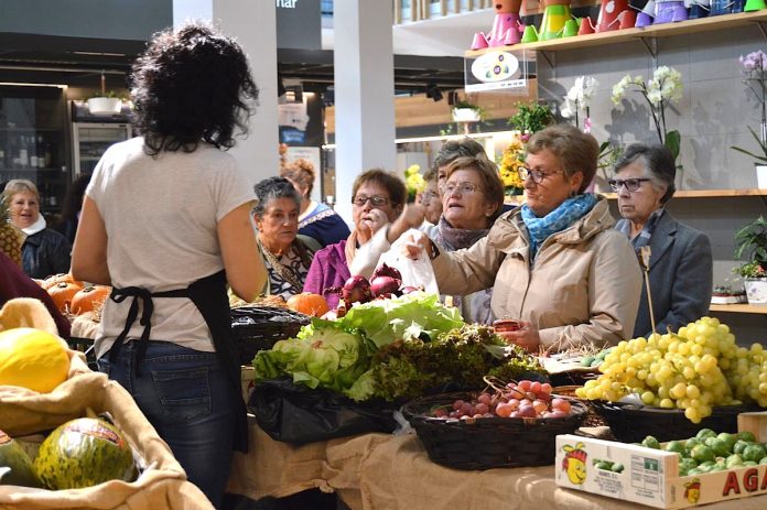Vecinas de Moaña visitan el mercado de Tomiño