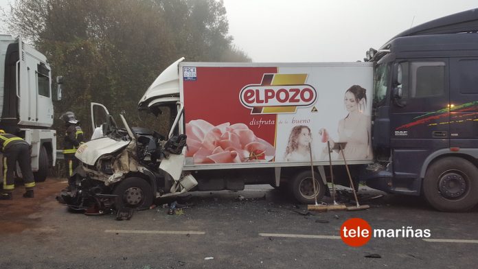 Tres heridos graves en una colisión múltiple entre tres camiones y un turismo en Mos