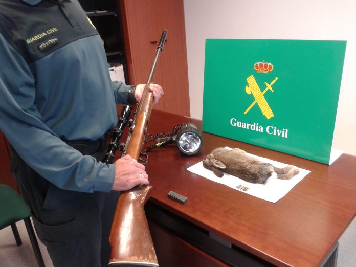 cazadores_furtivos_guardia_civil La Guardia Civil localiza a tres furtivos cazando de noche en las inmediaciones de un cementerio