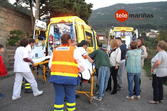 Un niño de seis años resulta herido tras chocar en bicicleta contra el coche de su madre en Viladesuso