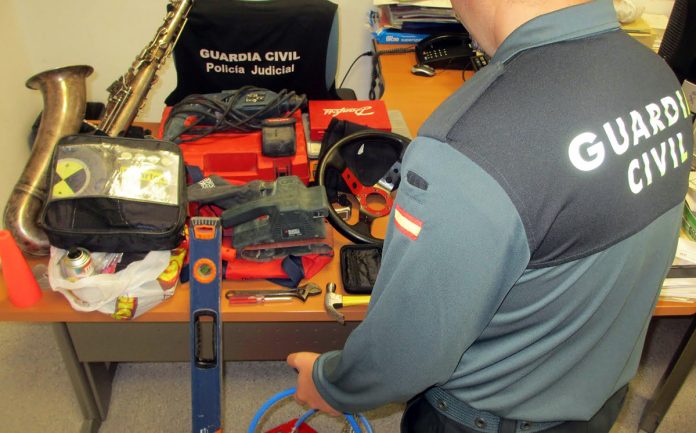 Detenidos tres miembros de una banda que cometió más de 30 robos en vehículos en la provincia de Pontevedra